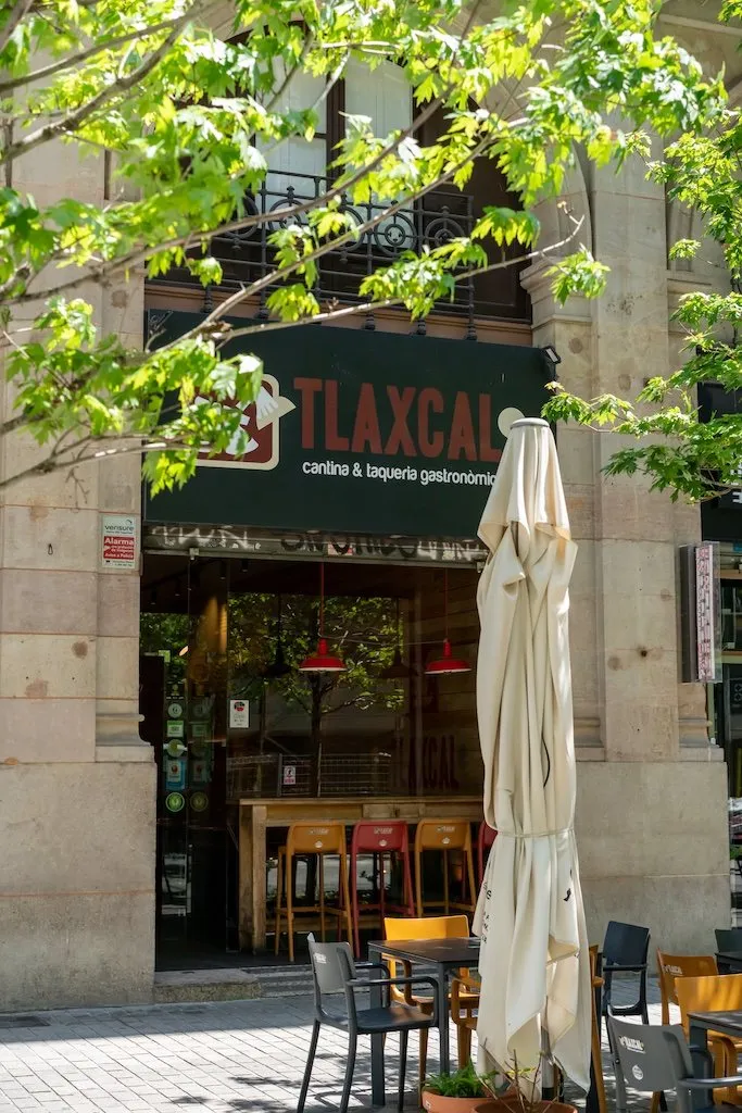 Fachada de Tlaxcal con terraza en el Carrer del Comerç, Barcelona