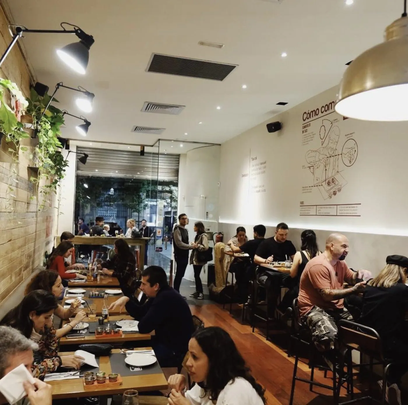 Interior de Tlaxcal, decoración de cantina mexicana