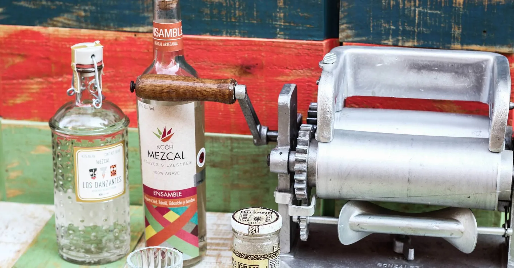 Botellas de mezcal en la barra de Tlaxcal